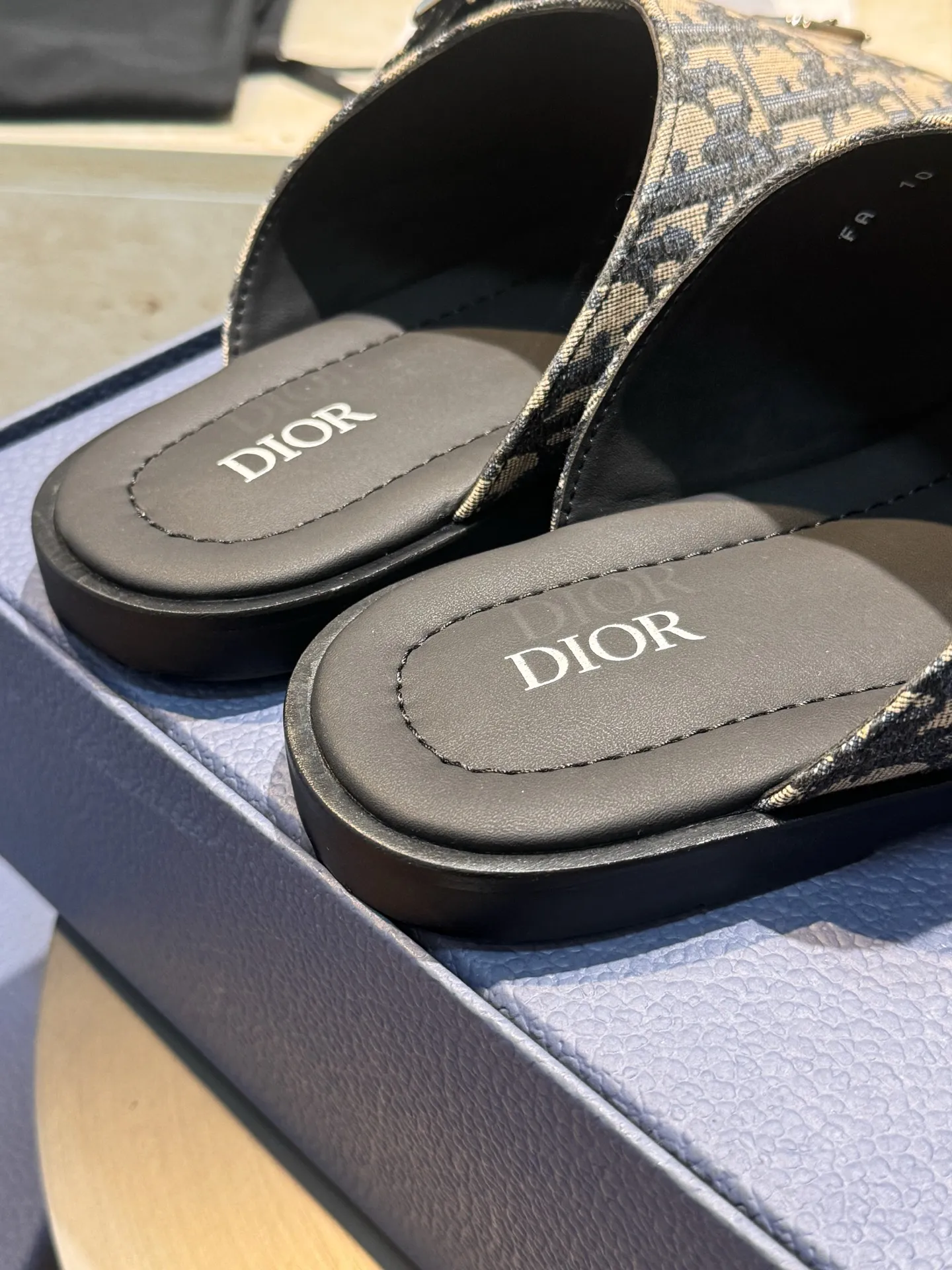 Men's Men's Shoes 💰380 [New Style] 🐝🐝Made in Dongguan. Purchasing-grade top version (Dior) Alia men's leather slippers. This Alias ​​sandal is a new summer product, showing a casual and elegant style. Carefully crafted with grained cow leather, Oblque printed fabric, and cowhide lining! Cross-strap design with metal-clad brass CD Diamnd logo. The imported cowhide leather and rubber soles add sophistication and comfort, and are decorated with Obliue print-effect non-slip panels for added style! -Suitable for outdoor drivers driving shoes🚗. -Size: 39-44 (38.45 customized).